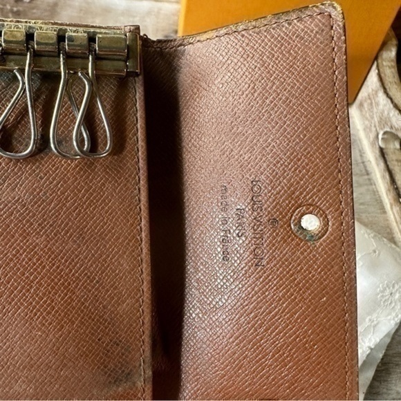 Louis Vuitton Monogram 4 ring key holder
*  *Guaranteed AUTHENTIC - Picture 8 of 12